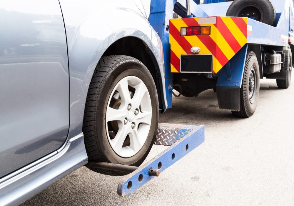 tow-truck-towing-a-broken-down-car-on-the-street-P7TAJZ2 tow-truck-towing-a-broken-down-car-on-the-street-P7TAJZ2